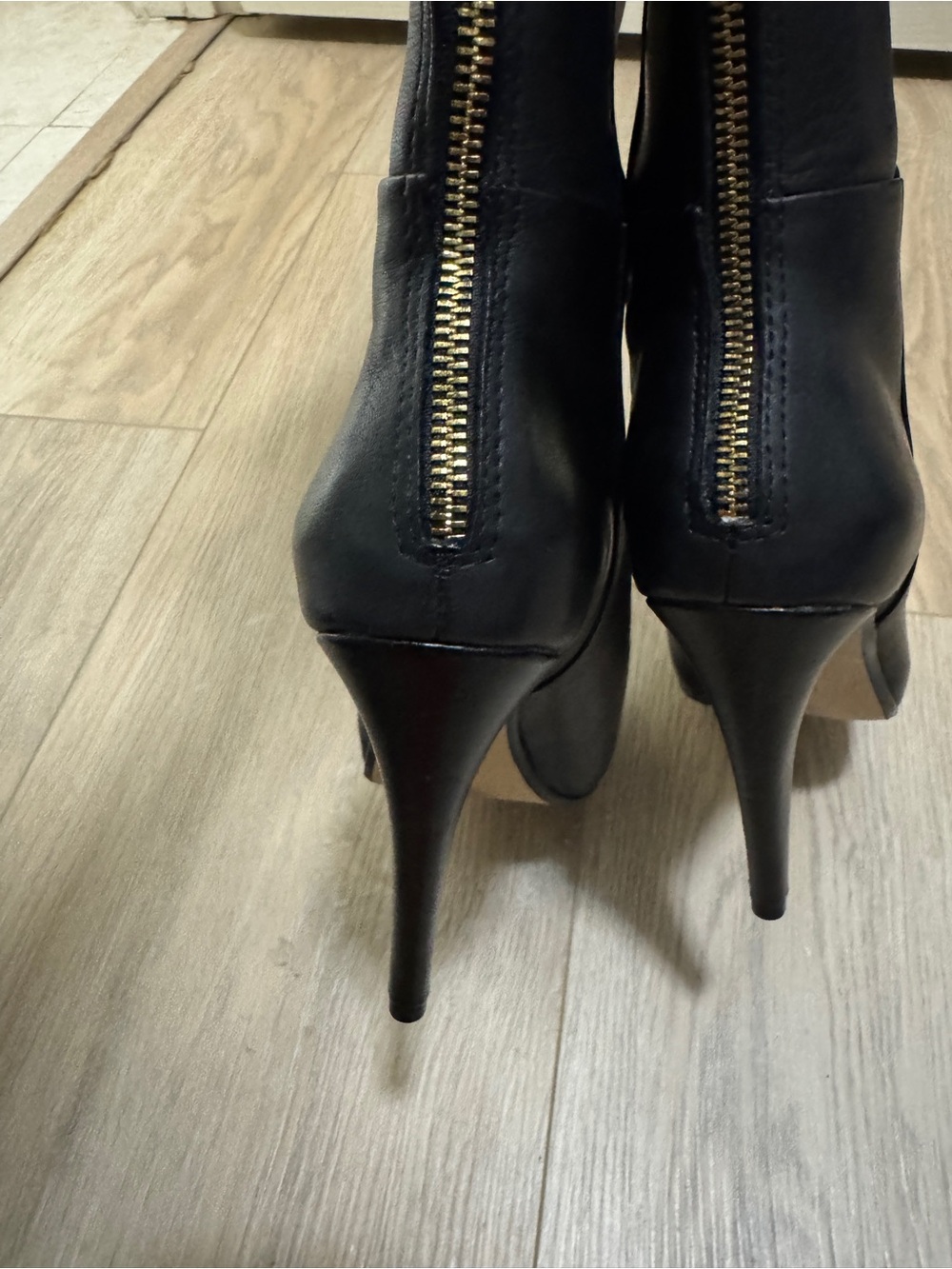Banana Republic "Dayna" Black Knee-High Stiletto Boots with Gold Back Zip 8.5 - Picture 10 of 11
